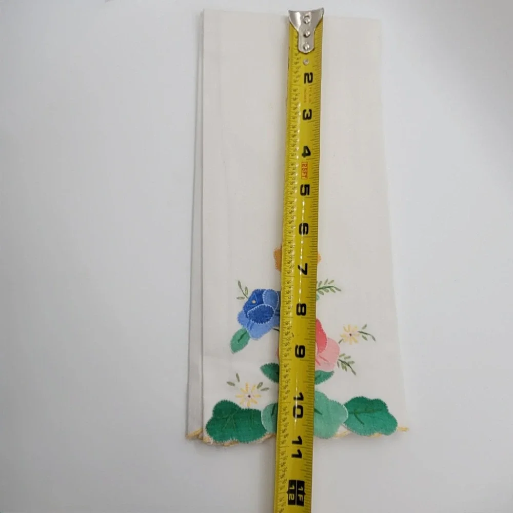 Vintage Embroidered Floral Hand Towels Set of 2 White Scalloped Edge Cottagecore